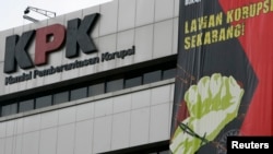 Spanduk yang menyerukan masyarakat untuk ikut memberantas korupsi terpampang di kantor Komisi Pemberantasan Korupsi (KPK) di Jakarta, 11 Desember 2008. (Foto: Reuters/Supri)