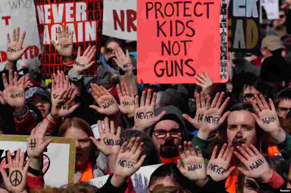 Des manifestants lors du rassemblement "March for Our Lives", à Washington, le 24 mars 2018. 