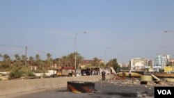 Demonstrators, hoping to pressure the government into fulfilling their demands, block the roads outside of Tripoli, Lebanon, Nov. 15, 2019. (Heather Murdock/VOA)