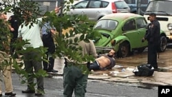 Ahmad Khan Rahami est emmené en garde à vue après une fusillade avec la police, dans le New Jersey, le 19 septembre 2016.