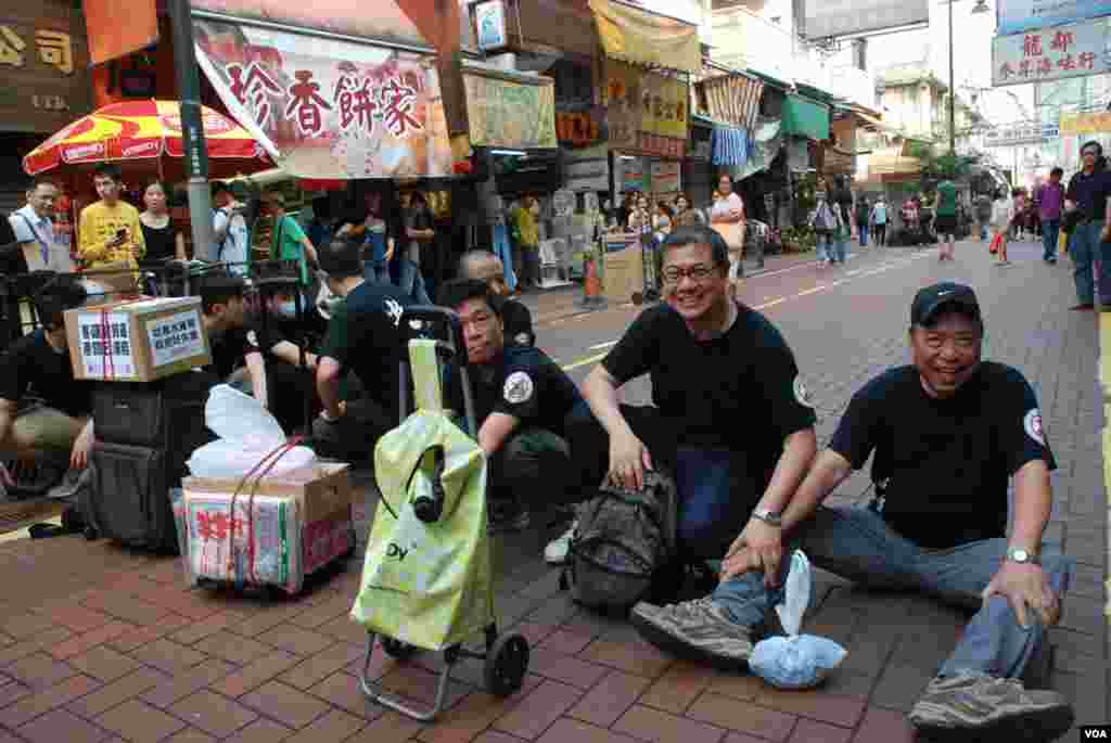 北區水貨客關注組發言人梁金成(右二)呼籲當局盡快取消一簽多行,減少大陸水貨客湧港
