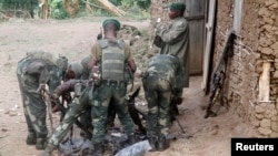 Les troupes gouvernementales s’approvisionnent en munitions lors de leur infraction contre les rebelles des Forces démocratiques pour la libération du Rwanda à Kirumba, République démocratique du Congo, 28 février 2015.