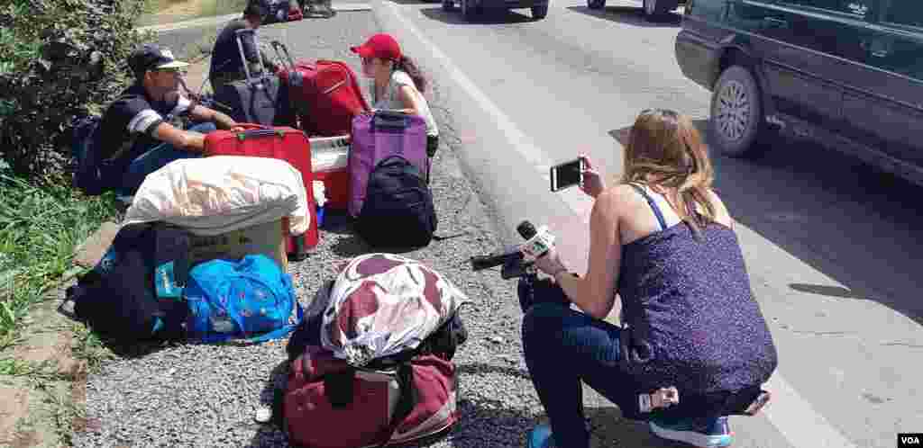 VOA Noticias Celia Mendoza y Alejandra Arredondo pasaron 11 días en las líneas fronterizas entre Venezuela, Brasil, Colombia y Ecuador informando sobre el éxodo de venezolanos en la región. (Alejandra Arredondo, Celia Mendoza – VOA) 