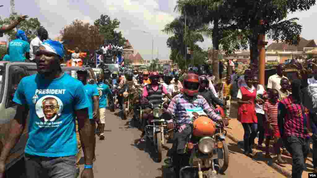 Une manifestation des partisans de Kizza Besigye d’être dispersés par la police à Kampala, Ouganda, 15 février 2016. 