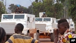 Des soldats de maintien de la paix de l'ONU patrouillent à bord de véhicules blindés à Bangui, Centrafrique, 30 septembre 2015. 