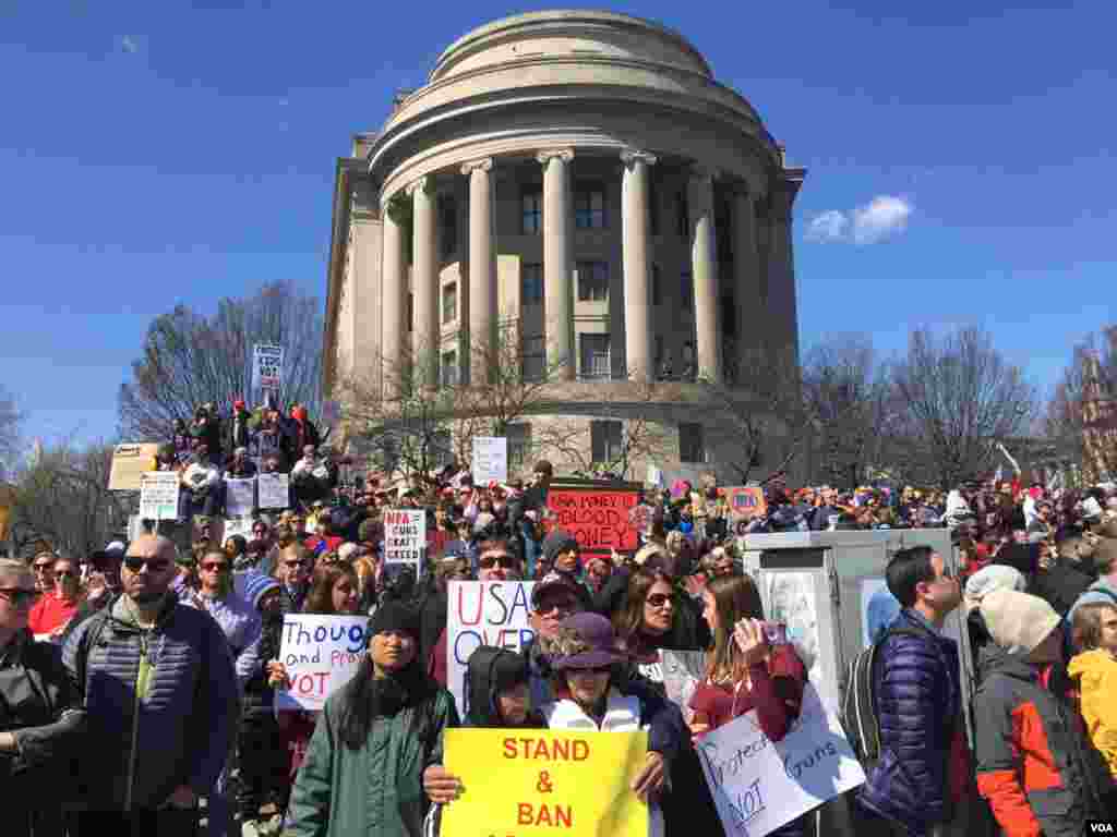 Une vue de la foule lors l’événement Marchons pour nos vie, à Washington DC, le 24 mars 2018. (VOA/Jill Craig)