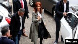 Cristina Fernández, de 66 años, sostiene que se trata de una "persecución política" para perjudicarla en plena campaña electoral.
