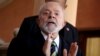 El presidente de Brasil, Luiz Inácio Lula da Silva, hace gestos a los medios durante la cumbre del Mercosur en Asunción. AP