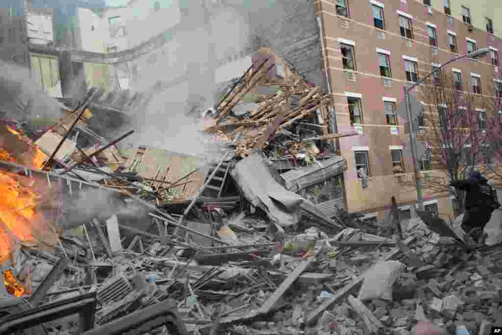 Kru penyelamat tampak mencari di antara reruntuhan untuk menemukan korban yang masih hilang akibat gedung runtuh di kota New York (12/3). 
