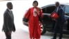 La présidente de la Cour constitutionnelle gabonaise Marie Madeleine Mborantsuo arrive à la cérémonie d'investiture au Palais présidentiel de Libreville, au Gabon, le 7 mai 2018.