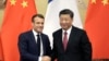 2019年11月6日,中国国家主席习近平和法国总统马克龙在人民大会堂举行联合记者会后握手.