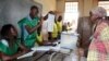 Une femme dans un bureau de vote lors des élections locales au Mozambique, le 10 octobre 2018.