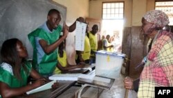 Une femme se prépare à voter pour les élections locales au Mozambique, le 10 octobre 2018.