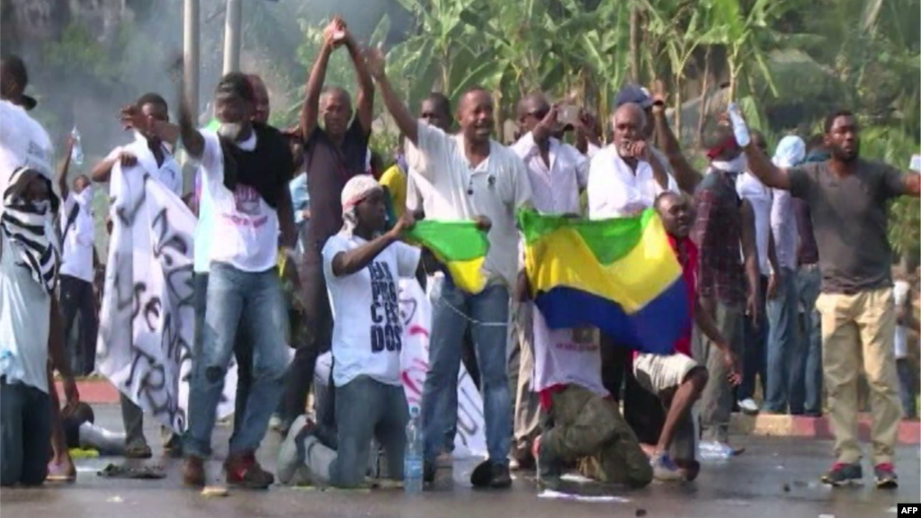 Des manifestants défient les forces de l’ordre à Libreville, le 30 août 2016.