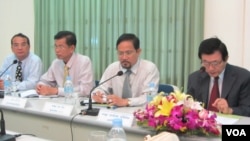 NEC Secretary-General Tep Nitha, center, told reporters that the ruling and opposition parties had failed to agree on the formation of such a commission, making it “impossible” to investigate the widespread reports of voter fraud.