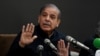 Mantan Perdana Menteri Pakistan dan pemimpin Partai Liga Muslim Pakistan-Nawaz (PML-N), Shehbaz Sharif, berbicara dalam konferensi pers di Lahore pada 13 Februari 2024. (Foto: AFP/Arif Ali)