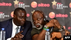 Amaju Pinnick, à droite, et le président de la Fédération sénégalaise de football, Augustin Senghor, lors d'une conférence de presse à Dakar, Sénégal, le 7 janvier 2019