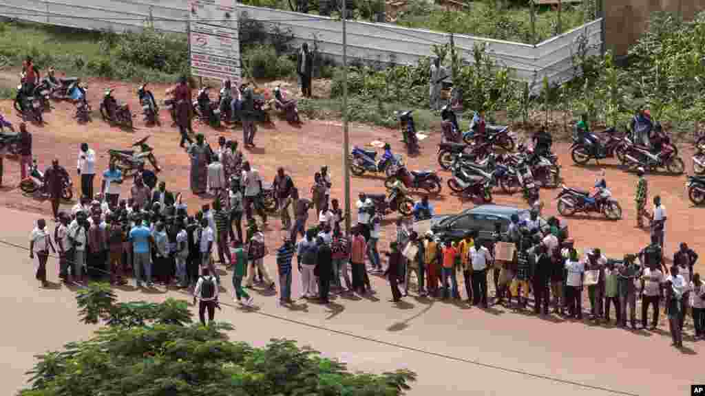 Des manifestants opposés au coup d'Etat protestent devant l'hôtel Libya à Ouagadougou, au Burkina Faso, 20 septembre 2015.