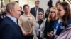 Presiden Rusia Vladimir Putin berbicara dengan para mahasiswa di Universitas Negeri Moskow, Rabu (25/1). 