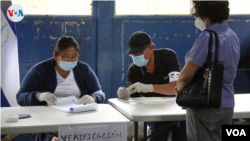 Nicaragüenses verifican su registración para votar en las elecciones de noviembre el 25 de julio de 2021. Foto VOA.