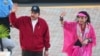 El presidente de Nicaragua, Daniel Ortega, y su esposa y vicepresidenta, Rosario Murillo, saludando a sus seguidores a su llegada a un acto para conmemorar el 44 aniversario de Nicaragua.