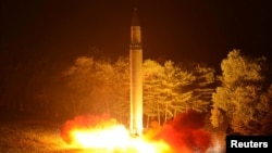 Uni Eropa memberlakukan sanksi baru terhadap Korea Utara sebagai tanggapan atas peluncuran rudal balistik Hwasong-14 (foto: ilustrasi). 