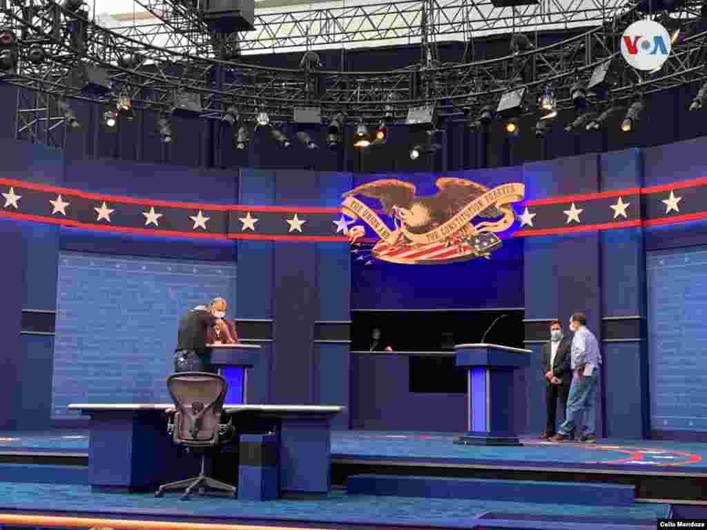 Frente al escenario se sentarán la primera dama, Melania Trump, la hija del presidente Ivanka Trump, representantes de las campañas y otros funcionarios del equipo de trabajo de cada candidato. Foto: Celia Mendoza/VOA.