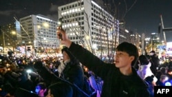 Ljudi na protestu koji poziva na svrgavanje južnokorejskog predsjednika Yoon Suk Yeola ispred Narodne skupštine u Seulu 7. decembra 2024. godine.