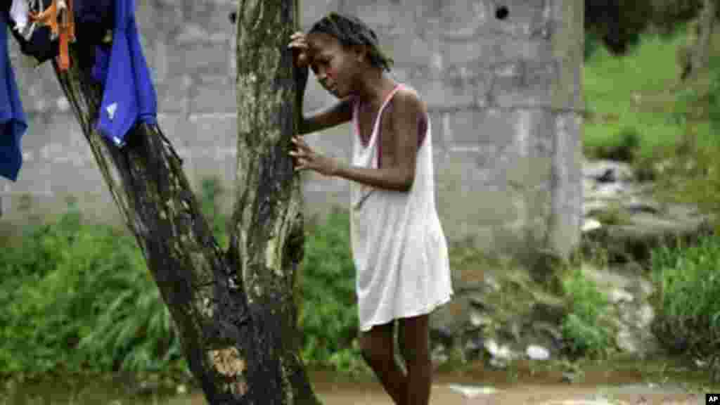 Mercy Kennedy, 9 ans, pleure comme elle vient d’apprendre que sa mère est morte, devant son domicile à Monrovia, au Libéria, le jeudi 2 octobre 2014. (AP Photo / Jerome Delay)
