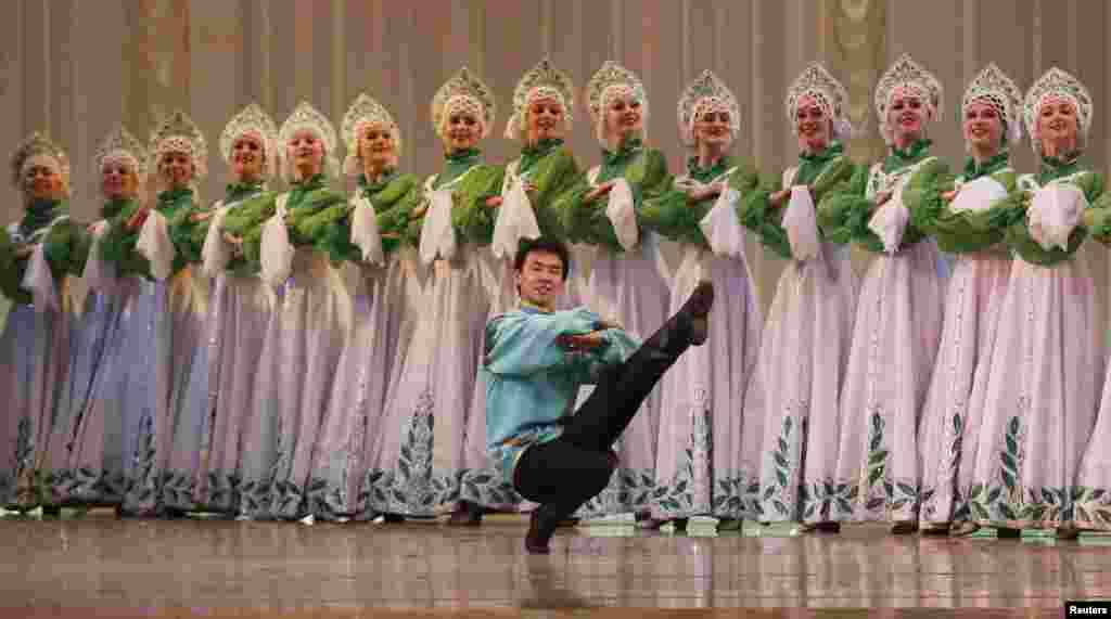 Students of the Krasnoyarsk choreographic college take part in a dress rehearsal of a performance at the State Theater of Opera and Ballet in Russia's Siberian city of Krasnoyarsk, May 20, 2014.