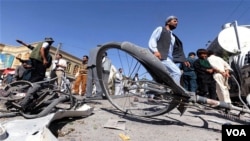 Bom yang dipasang pada sebuah sepeda meledak di kota Herat, Afghanistan bagian barat hari Rabu (15/8). 