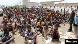 Des migrants éthiopiens, bloqués dans un Yémen déchiré par la guerre, attendent dans un centre de détention leur rapatriement dans leur pays d'origine, à Aden au Yémen, le 24 avril 2019.