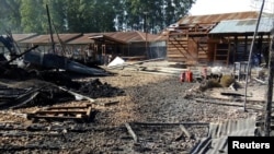 Sisa-sisa bangunan yang terbakar setelah para penyerang membakar pusaw perawatan Ebola yang dikelola oleh Dokter Tanpa Tapal Batas (MSF) di Kota Katwa, Republik Demokrtatik Kongo, 25 Februari 2019. (Foto:Laurie Bonnaud/MSF)