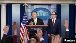 El secretario de Estado de EE.UU., Mike Pompeo, (izq) y el secretario del Tesoro, Steven Mnuchin, (der) durante la conferencia el 10 de enero de 2020 en que anunciaron nuevas sanciones a Irán.