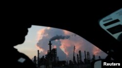 Un policier passe devant une raffinerie dans l'est industriel de Pasadena, Texas, États-Unis, le 18 septembre 2018.