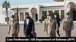 Le ministre américain de la Défense, Mark Esper (2e à g.), à son départ d'Alger, en Algérie, le 1er octobre 2020. (Photo: LISA FERDINANDO / US DEPARTMENT OF DEFENSE / AFP)