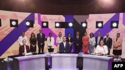 Kandidat Presiden Meksiko (duduk) Claudia Sheinbaum (kiri), Jorge Álvarez Maynez (tengah) dan Xochitl Galvez (kanan) dalam debat yang disiarkan televisi, 7 April 2024. (LEMBAGA PEMILU NASIONAL / AFP)