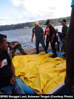 TIM SAR melakukan pencarian korban KM Fungka Permata V yang terbakar di perairan Banggai Laut, Sulawesi Tengah, Sabtu (15/9). (Foto courtesy : BPBD Banggai Laut, Sulawesi Tengah)