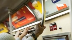 Viajeros se aferran a una barra alta mientras viajan en el metro de Nueva York, el miércoles 4 de marzo de 2020. "Es posible que una persona pueda contraer COVID-19 al tocar una superficie u objeto que tiene el virus y luego tocarse la boca, la nariz o posiblemente los ojos, pero no se cree que esta sea la principal forma en que propagación de virus ", según los CDC.