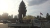 ប៉ូលិស​និង​អាជ្ញាធរ​មាន​សមត្ថកិច្ច​យាម​ល្បាត​ចាំ​ចាប់​និង​ផាក​ពិន័​យានយន្ត​បើកបរ​ខុស​ច្បាប់​នៅ​ខាង​មុខ​វិមានឯករាជ្យ​បន្ទាប់​នាយករដ្ឋមន្រ្តី​ហ៊ុន សែន មាន​ប្រតិកម្ម​ខ្លាំងៗ​អំពី​សកម្មភាព​ជិះ​បញ្ច្រាស​ផ្លូវ​នៅ​ខាង​មុខ​ភូមិគ្រឹះ​របស់​លោក។(ទុំ ម្លិះ/VOA)