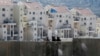 Anggota pasukan keamanan Israel menembakkan gas air mata di desa Bilin, dekat kota Ramallah, Tepi Barat. (Foto: AFP)