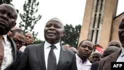 Vital Kamerhe, président de l'Union pour la Nation Congolaise (UNC), se tient devant la cathédrale après le service, le 12 janvier 2018. (AFP)