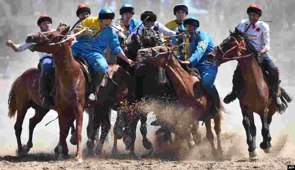 កីឡាកររុស្ស៊ីនិងកាហ្សាក់ស្ថានកំពុងលេងកីឡាប្រពៃណីអាស៊ាន Buzkashi ក៏ត្រូវបានស្គាល់ថា Kok-Boru ឬ Oglak Tartis អំឡុងការប្រកួតកីឡា World Nomad Games 2018 ក្នុងទីក្រុង Cholpon-Ata ប្រទេសកៀហ្ស៊ីស៊ីស្ថាន។