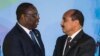 Le président sénégalais Macky Sall, à gauche, salue son homologue mauritanien Mohamed Ould Abdel lors du sommet du forum Inde-Afrique à New Delhi, le 29 octobre 2015.