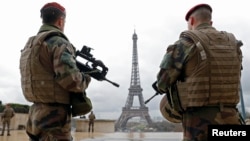 Polisi khusus Perancis melakukan pengamanan di sekitar Menara Eiffel di Paris (foto: ilustrasi). 