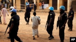 Des Casques bleus en patrouille à Bangui, capitale de la République centrafricaine, le 14 février 2016. 