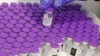 Seorang pekerja kesehatan menyiapkan satu dosis vaksin Covid-19 buatan Pfizer-BioNtech di pusat vaksinasi di Kotamadya Tel Aviv-Yafo dan Tel Aviv Sourasky Medical Center, Tel Aviv, Israel, Kamis, 31 Desember 2020.