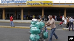 Las medidas afectan a turistas y viajeros frecuentes que llevan mercancías a la isla.