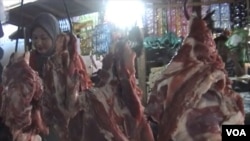 Pemerintah didesak untuk menambah impor daging sapi paling lambat minggu terakhir bulan Juli untuk menjaga pasokan dan kestabilan harga di pasaran (foto: VOA/R. Teja Wulan).