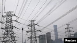 Gambar menara transmisi listrik di dekat Kawasan Pusat Bisnis (CBD) Beijing, China, 28 September 2021. (Foto: REUTERS/Tingshu Wang)
